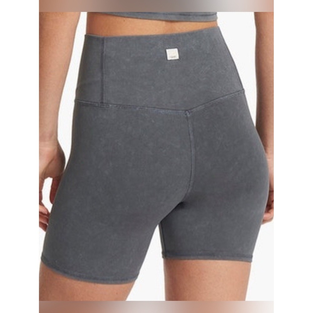 Vuori Shorts Womens Medium Washed Studio Short Gray High Rise Athletic Biker